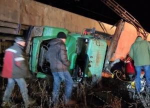 В Кривом Роге на комбинате автомобиль столкнулся с поездом, есть пострадавшие (фото)