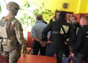 Руководителя налоговой, его сына и двух сообщников задержали за вымогательство "долга" в 40 тыс. долларов