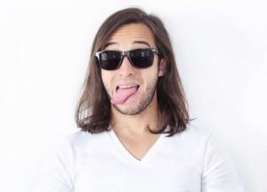 Медики объяснили, как определить болезни по состоянию языка