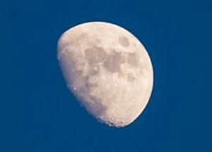 Ученые обнаружили на Луне странную трещину