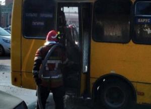 В Киеве во время движения загорелась маршрутка (видео)
