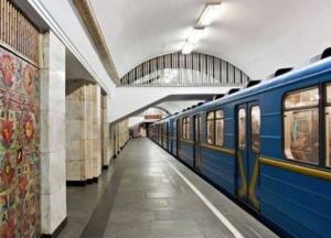 В Киеве на станции метро мужчина упал на рельсы (видео)