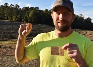 Американец после дождя нашел в парке крупный алмаз (фото)