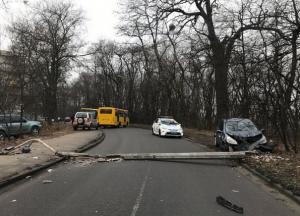 В Киеве водитель на скорости снес столб и попытался сбежать с места