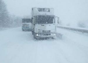В шести областях Украины из-за снегопадов ограничили движение грузовиков