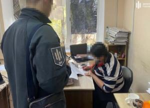 Ущерб на 5,5 млн гривен: чиновницу налоговой подозревают в халатности