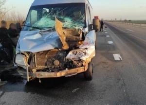 Маршрутка столкнулась с фурой на трассе Киев-Одесса: пять пострадавших