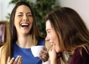 Ученые установили связь между смехом и здоровьем в старости 