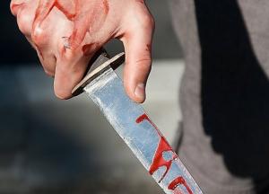 В Харькове мужчина напал на кассира лотереи, а потом порезал себе горло