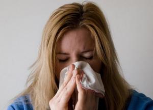 Врачи назвали главные ошибки при лечении насморка