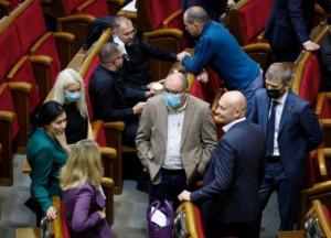 Рада приняла закон о госслужбе с предложениями Зеленского