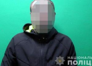 В Киеве рецидивист возле кафе ударил мужчину ножом в грудь