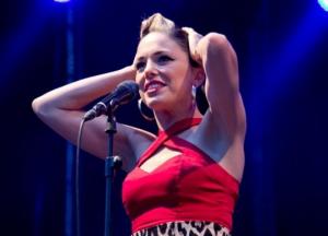 Собака знаменитой певицы спасла от смерти ее дочь