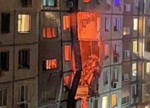 Прямий приліт у квартири: шахед влетів у 9-поверхівку Дніпра, є загиблі та поранені (відео ударів та зсередини)