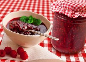 Почему полезно есть малиновое варенье