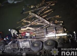 На Прикарпатье грузовик упал в реку, есть жертвы (фото)