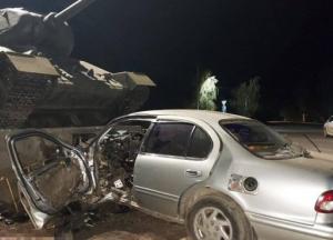 Под Одессой водитель влетел в постамент с танком и погиб (фото)