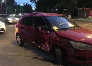 В Киеве при ДТП авто отбросило на пешеходов, есть пострадавшие (фото)