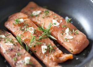 Врачи назвали самые полезные для здоровья глаз продукты