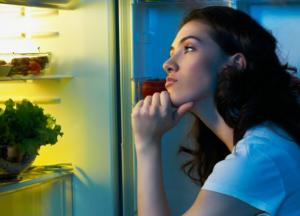 Медики назвали полезные продукты для позднего ужина