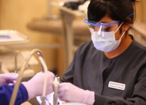 В Киеве временно запретили работу стоматологий