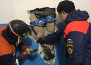 Мужчина упал в шахту вентиляции с 10 этажа (видео)