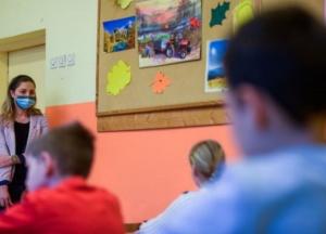 Щитки для педагогов, условия самоизоляции и проветривание классов: правила работы школ при карантине