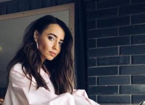 Надя Дорофеева продемонстрировала необычный образ с рваными штанами (фото)