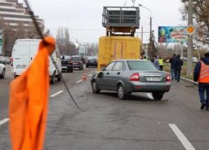 В Днепре троллейбусный контактный провод сорвался на проезжающие автомобили (видео)
