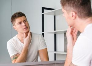 Врачи назвали особенности внешности, которые указывают на болезни или травмы