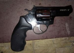 Во Львове мужчина обстрелял магазин, где работает его жена (фото)