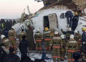 Авиакатастрофа в Казахстане: в сеть попало видео спасения младенца из-под обломков самолета