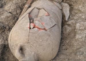 Археологи нашли на Корсике загадочные древние захоронения в амфорах (фото)