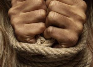 В Киеве девушку вывезли на лесополосу и требовали деньги