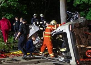 В Днепре автомобиль перевернулся и врезался в столб (фото)