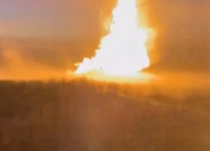 "Будинок струснуло, руки тремтять". у Сибіру вибухнув російський газопровід, кажуть про диверсію (відео)