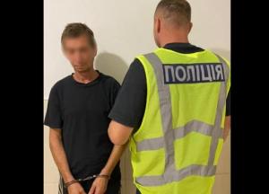 Под Киевом мужчина ограбил ребенка в машине