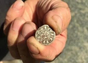 Во Франции фермер выкопал в огороде клад XIII века (фото)