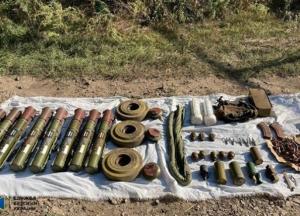 В Донецкой области у ж/д станции обнаружили тайник со взрывчаткой (фото)