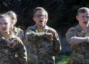 "Окуповані люди досі вірять в дива": у Маріуполі замість дитячого табору побудували військовий (відео)