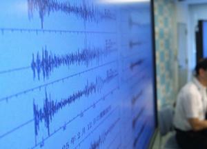 В Японии депутатам выдали шлемы от землетрясений