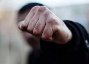 В Киеве мужчина с кулаками бросался на пенсионера и двухлетнего ребенка