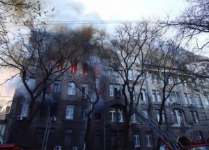 Пожар в Одессе: люди выпрыгивают из окон, из здания выносят пострадавших (фото, видео)