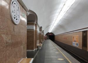 У метро Києва пасажир кинувся під поїзд (відео)