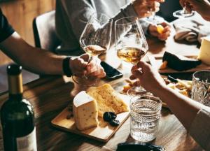 Как пить, чтобы не пьянеть: врач дал советы