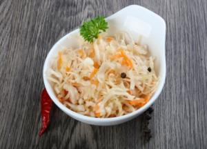 Медики рассказали о вреде квашенной капусты