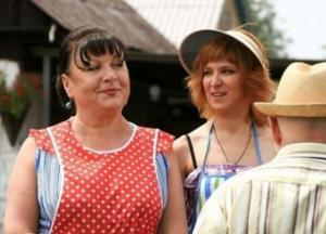 Актрисы сериала «Сваты» Железняк и Кравченко выступают с гастролями в Крыму (фото)