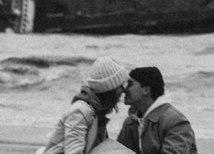 В Одессе на фоне потерпевшего крушение танкера устроили романтическую фотосессию (фото)