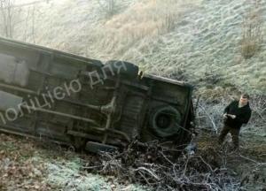 Под Киевом маршрутка вылетела с дороги и перевернулась, есть пострадавшие (фото)