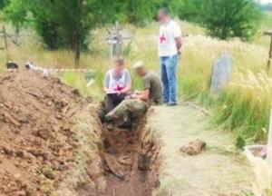 В Славянске провели эксгумацию захоронения 14 человек